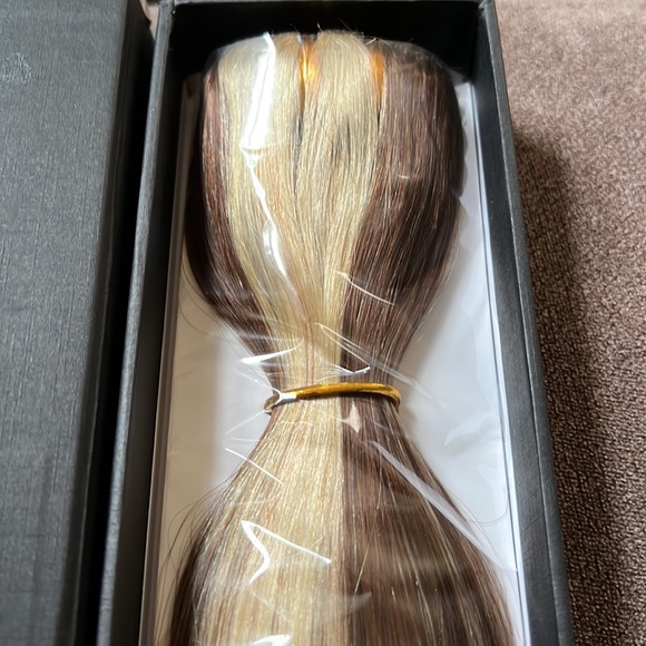 #4/613- NEW- Beyond the Beauty 100% human hair clip extensions - Picture 3 of 9